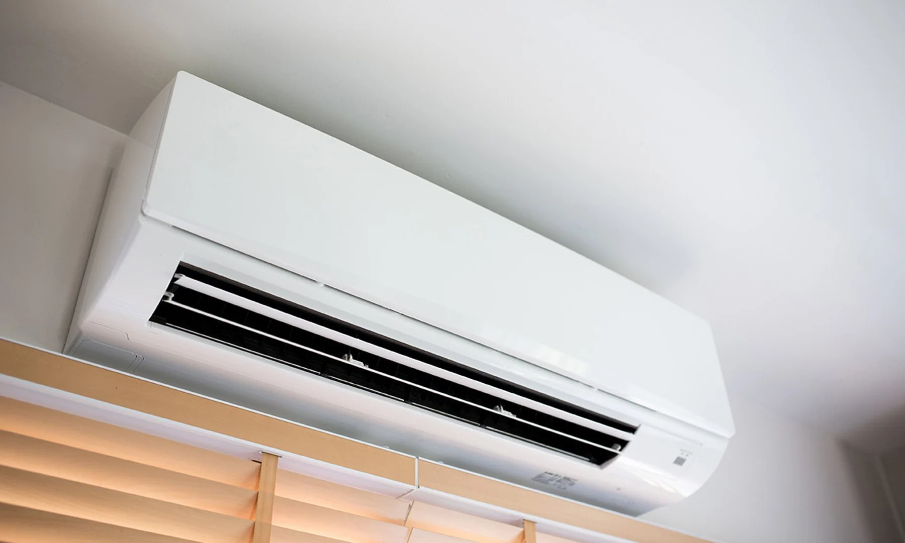 Wall-mounted domestic air-conditioning unit